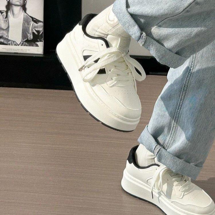 Кеды на толстой подошве с увеличением роста 2024 осень новые модные универсальные маленькие белые туфли легкие повседневные спортивные туфли женские