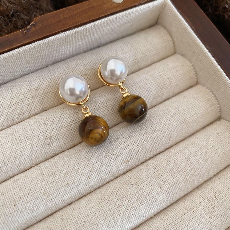 Серьги 'Серебряная игла' в стиле 'Тигровый глаз': Элегантные, модные серьги-пусеты с отделкой карамельного цвета.