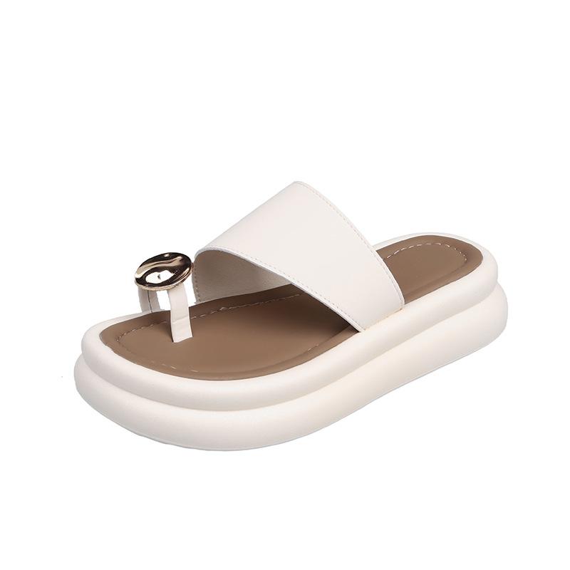 Модные уличные тапочки женские лето 2025 новинка корейская версия закрытый носок большая металлическая пряжка толстая подошва пляжные крутые тапочки женские