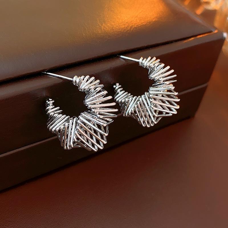 Женские асимметричные сетчатые полые серьги Niche Cool High-end 18K титановые стальные серьги ювелирные изделия