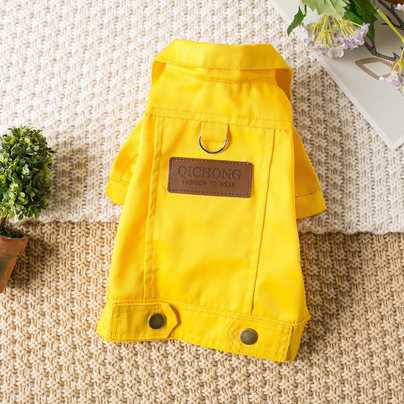 Джинсовая куртка для домашних животных с отверстиями для поводка. Легкая и стильная одежда для собак и кошек маленьких пород. Одежда для домашних животных, которую обязательно нужно иметь.