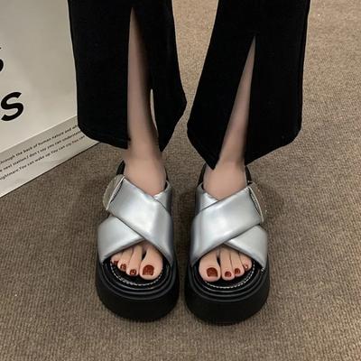 Тапочки на толстой подошве, сандалии для женщин, летние повседневные шлепанцы, новинка 2024 года, пляжные сандалии на клипсах, черные, белые, женские