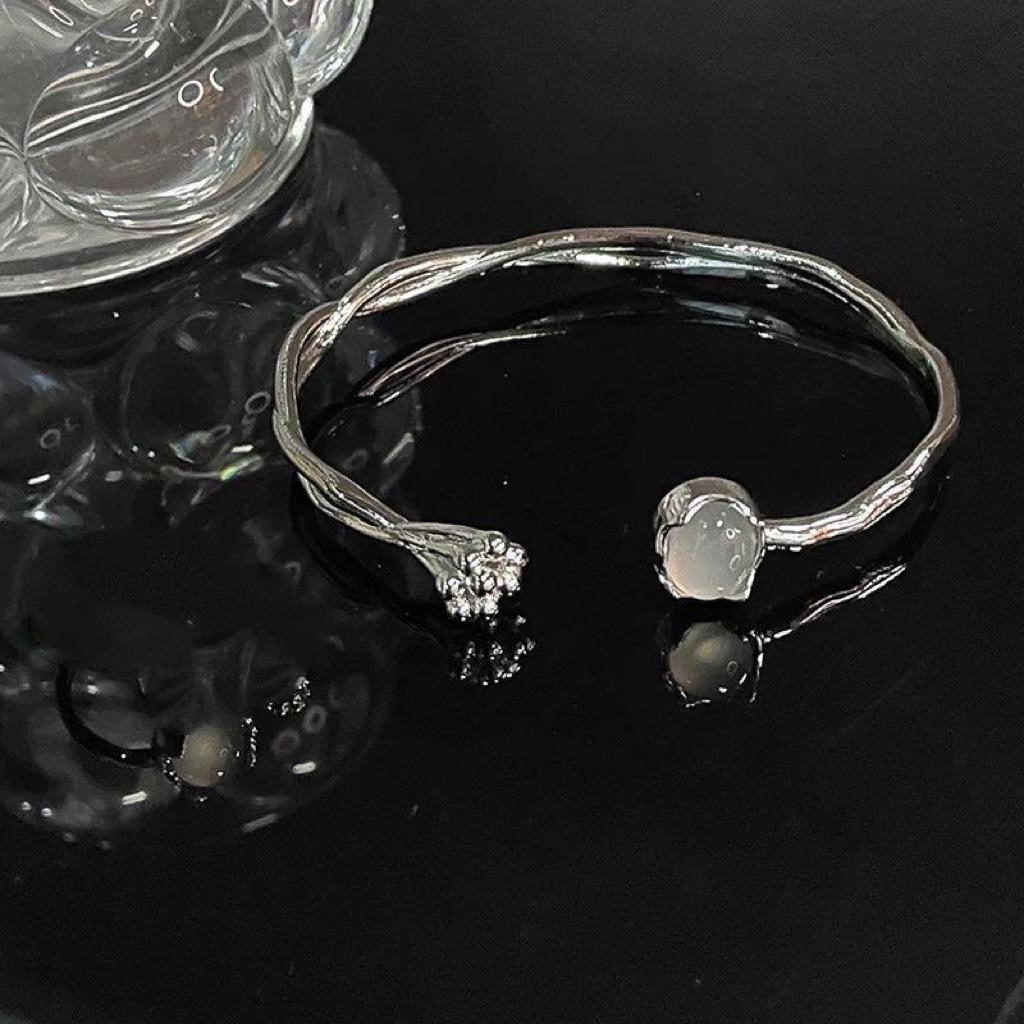 Открытый браслет 'Лунный камень-бутон': Браслет из французских драгоценных камней высокого класса в холодном стиле для женщин