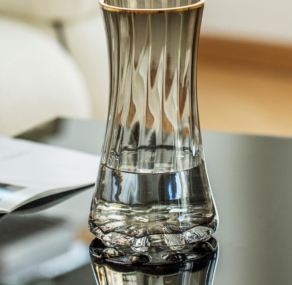 Элегантная маленькая стеклянная ваза для свежих цветов - Идеально подходит для декора гостиной или обеденного стола
