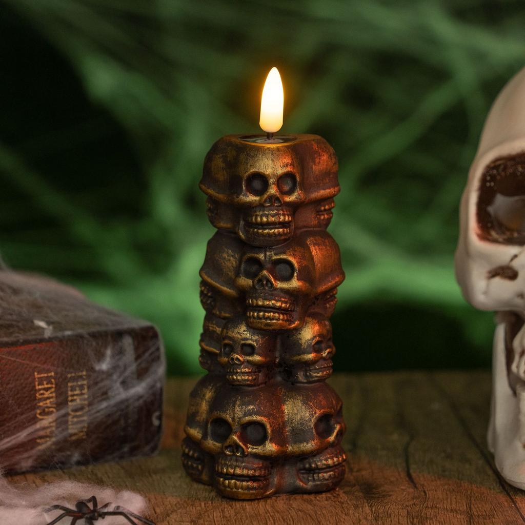 Украшение для жуткой атмосферы Хэллоуина: Подсвечники в форме черепа