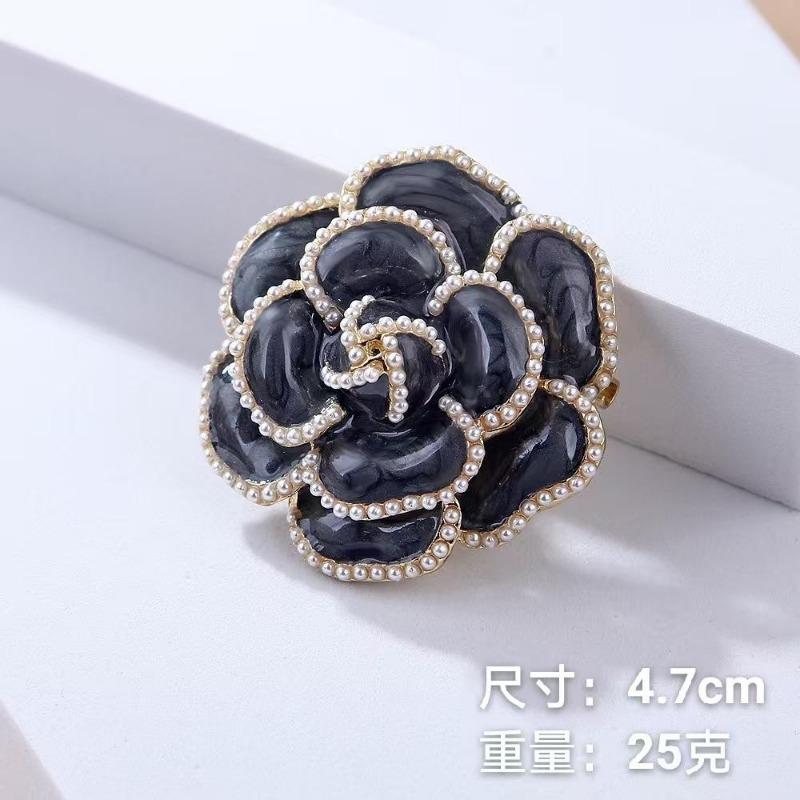 Brooch High-End Sense Niche High-End Women'S Silk Scarf Buckle Alloy Corsage Small Fragrant Wind Pearl Rhinestone High-End