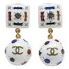Chanel [Отличное состояние] Серьги с мотивом логотипов CC 98P и разноцветными камнями, золото / белый. Б/у