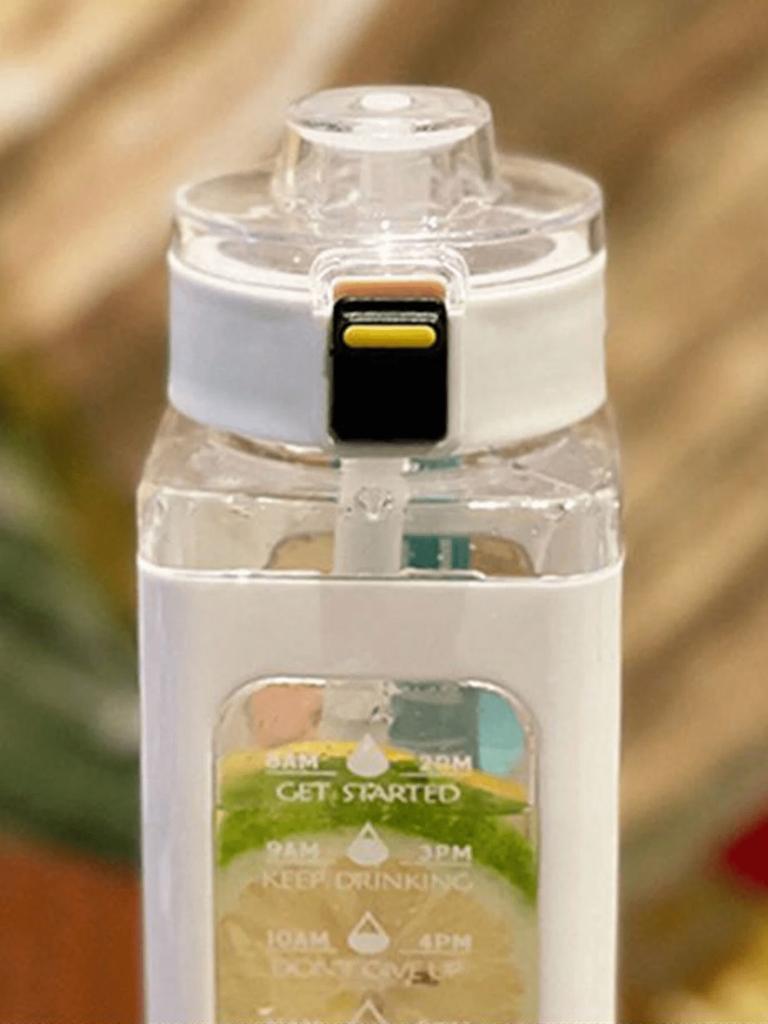 1 шт. белая спортивная бутылка для воды объемом 700 мл, переносная кружка-поильник. Подходит для использования на открытом воздухе, во время занятий спортом, езды на велосипеде и переноски!