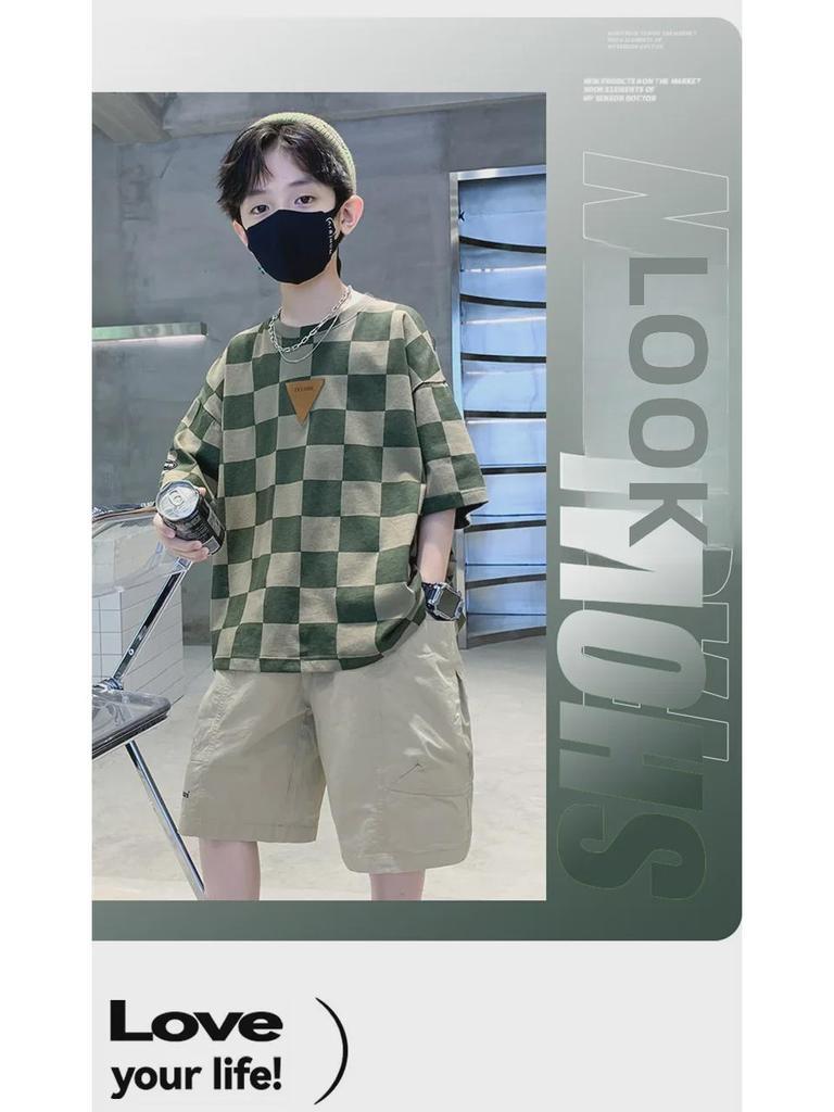 Модные летние костюмы с короткими рукавами для мальчиков 2023 года — стильные, легкие наряды для мальчиков