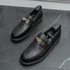 Мужские черные лоферы с плетеным узором, элегантные деловые туфли с металлическими украшениями, кожаные туфли для вождения, туфли для вечеринки в гороховом стиле