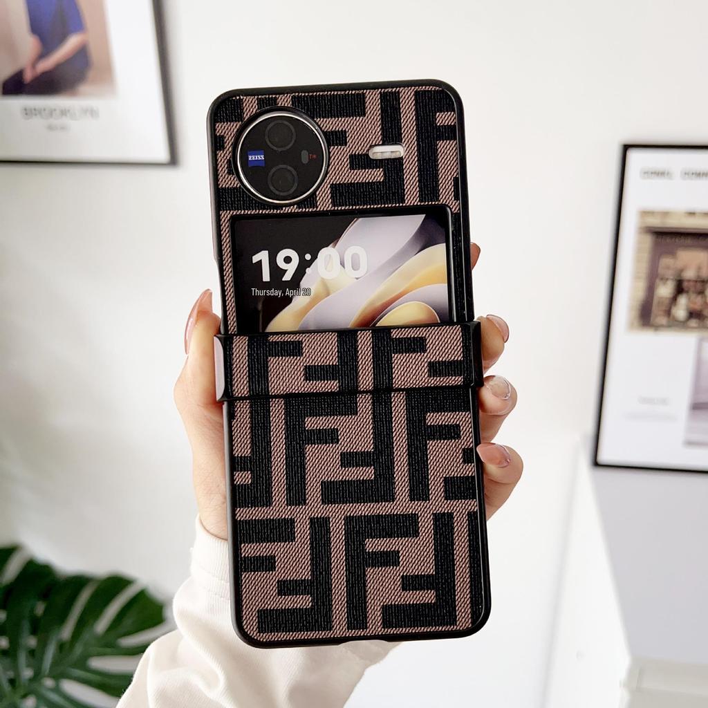 Защитный чехол Samsung Z Flip7 с текстурой кожи для Z Flip6/5 - Стильный трехсекционный дизайн