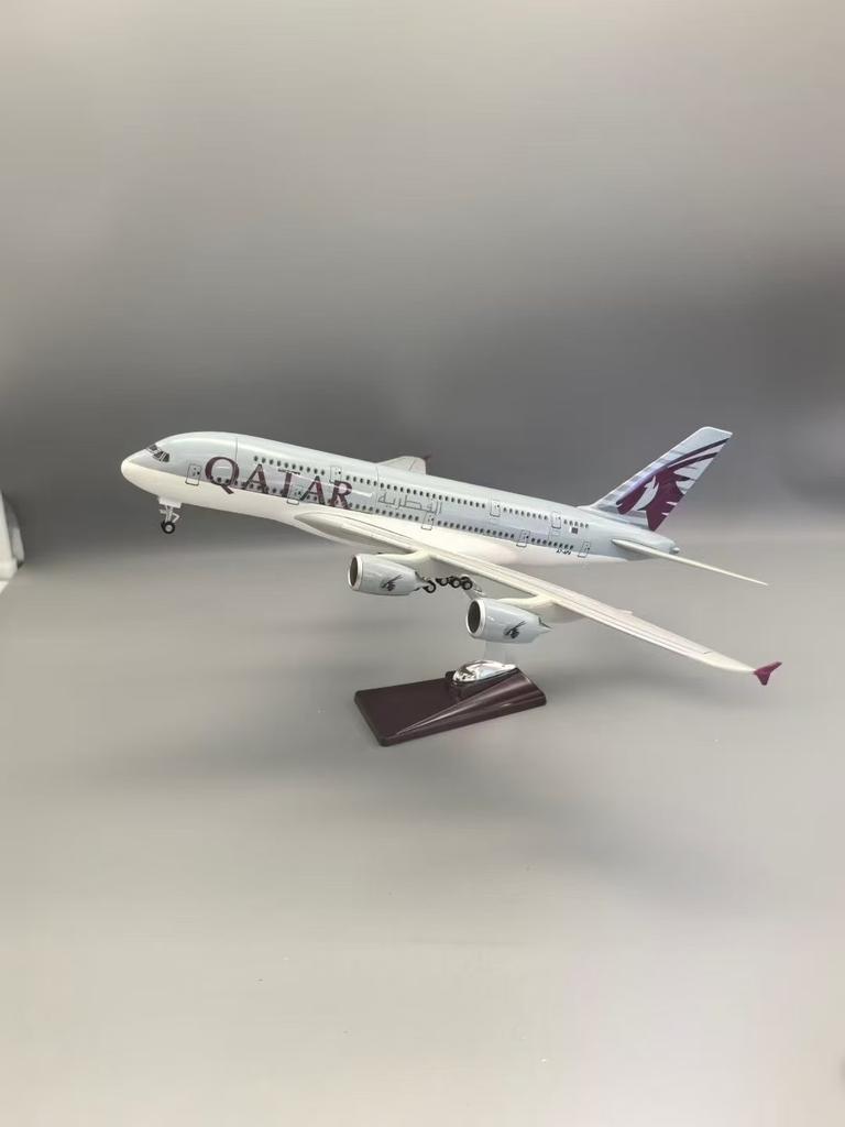 Новый 1:Модель в масштабе 160 Qatar A380 Airways из смолы с открывающейся дверью салона, самолет с подсветкой и шасси, коллекционный экспонат для фанатов