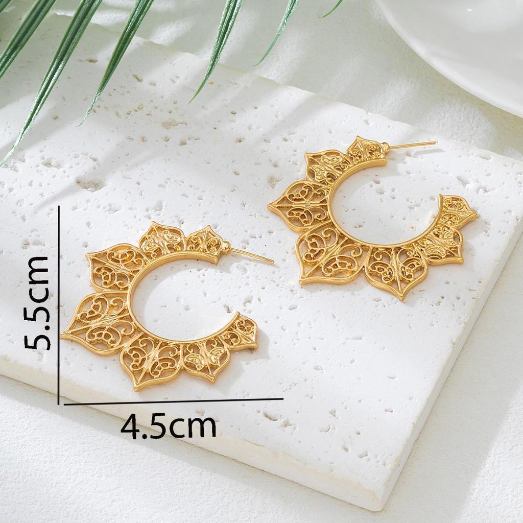 Trendy Vintage Hollow Wreath Stud Earrings, European-American Design, Exaggerated Individual Style