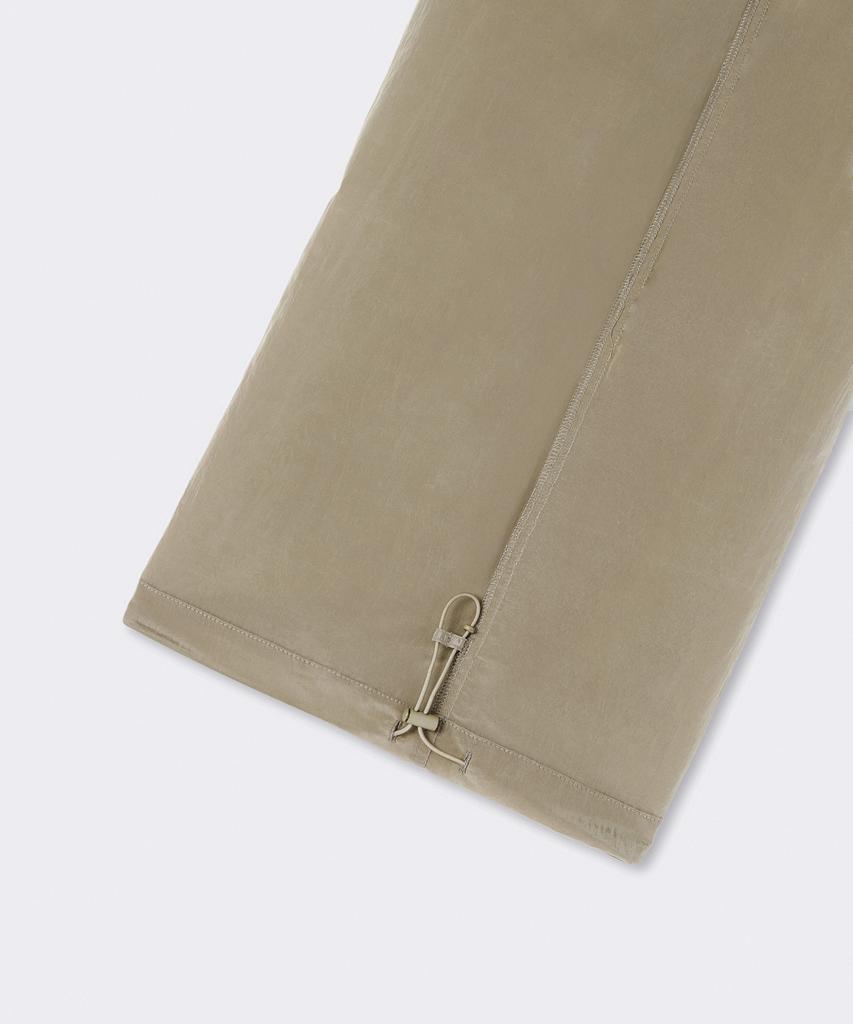 MUSINSA STANDARD WOMAN Женские яркие нейлоновые широкие брюки-карго с двумя складками [Светло-бежевый]