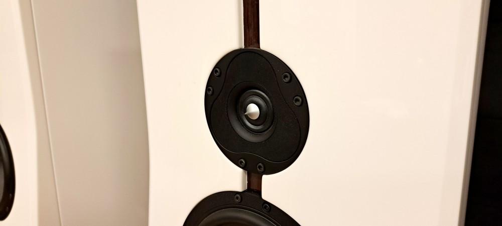 Acoustique Quality PASSION - Uncompromising Three-way Floorstanding Column / White Lacquer, Acoustique Quality