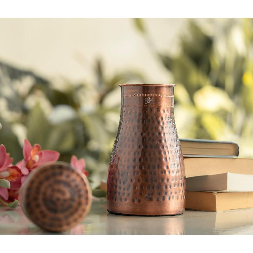Бутылка для воды из чистой меди для спальни со встроенным стеклом, чеканный античный дизайн - для питья и хранения, объем 950 мл (Пакет из 1)