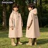 Детский дождевик для мальчиков и девочек, новая модель 2026 года, специально для учеников начальной школы, с местом для рюкзака, длинный дождевой пончо, защита от шторма