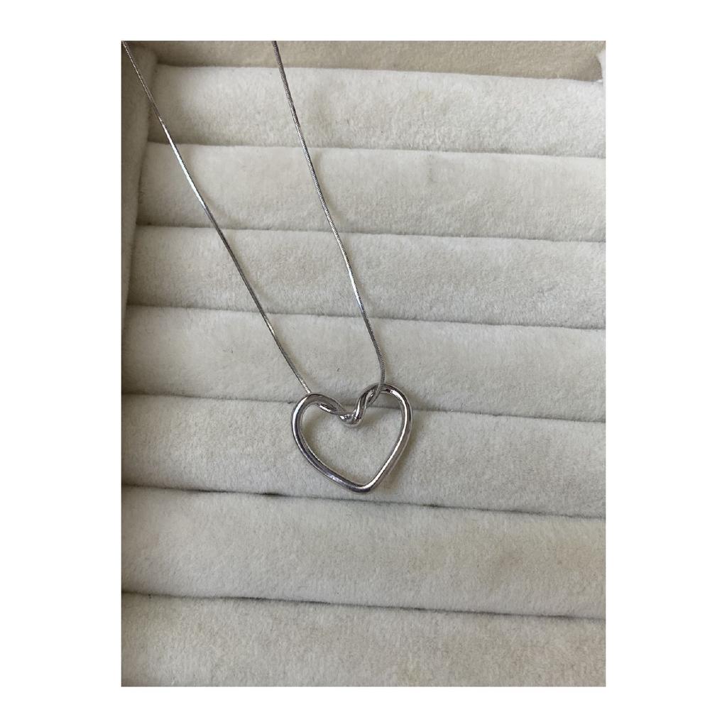Ожерелье с узлом в виде сердца серебряного цвета