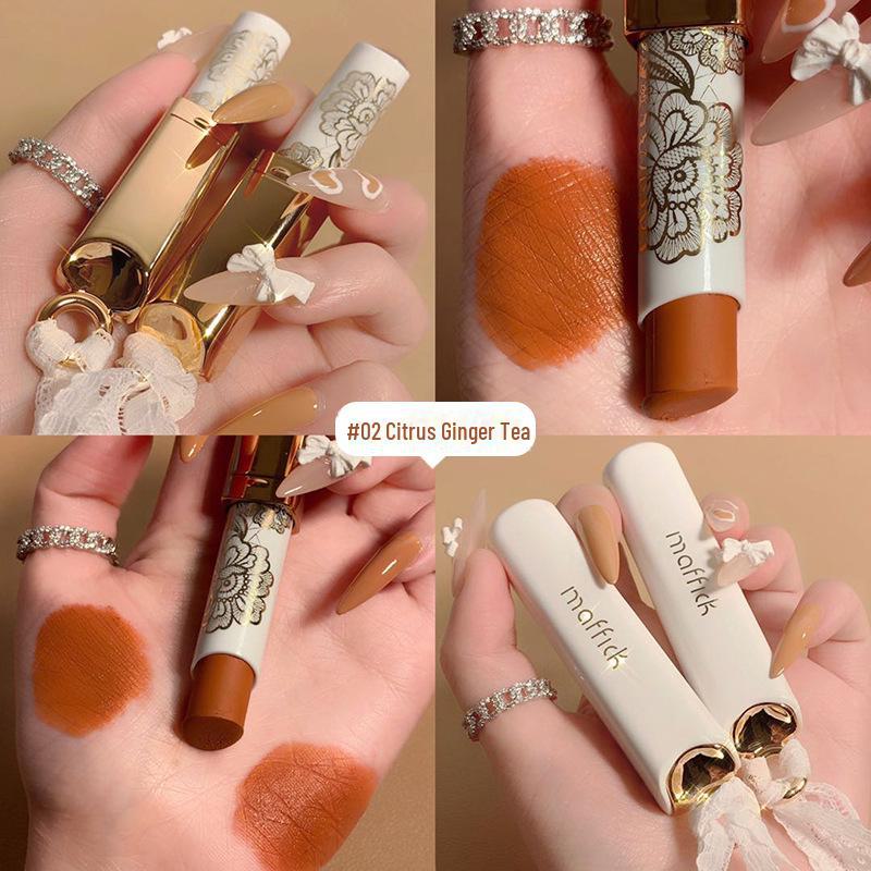 Помада MAFFICK Velvet Matte Lace Honey: Антипригарная, настоящая, водостойкая, невыцветающая отбеливающая формула.