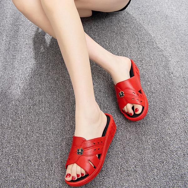 Тапочки «клевер» для мам среднего возраста, быстросохнущие нишевые босоножки на наклонном каблуке, высококачественные сандалии с толстой подошвой