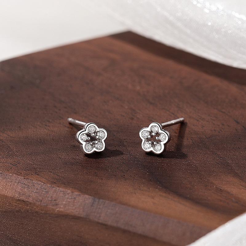 Light Luxury Hollow Flower Earrings for Women with Niche High-end Design New Earrings