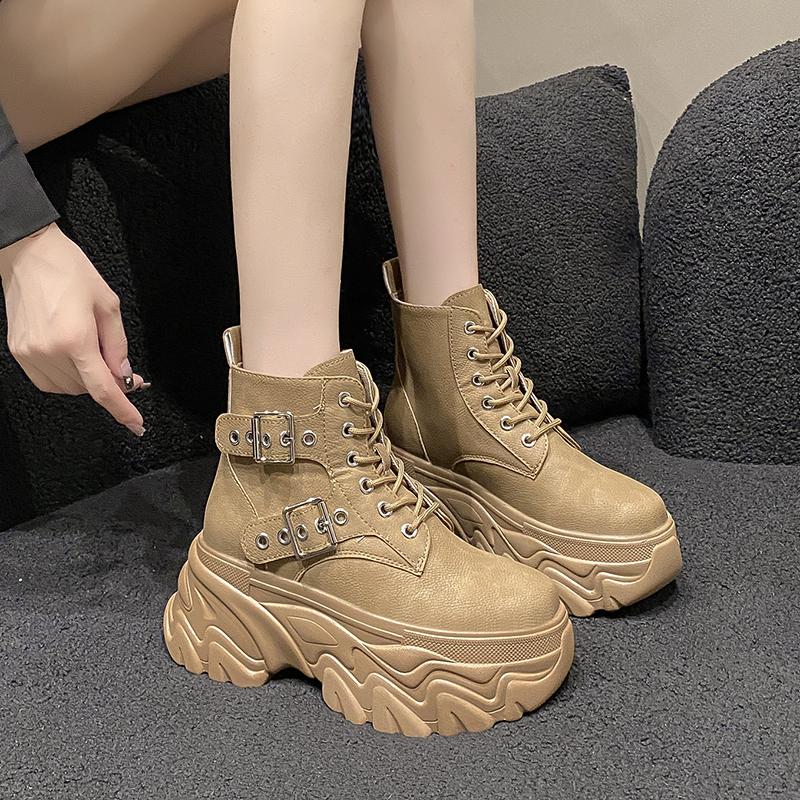 Модные женские панк-сапоги на высокой платформе, зима 2024 г., британский стиль, ботильоны на толстой подошве, короткие сапоги с металлической цепочкой, новые массивные кроссовки 9 см