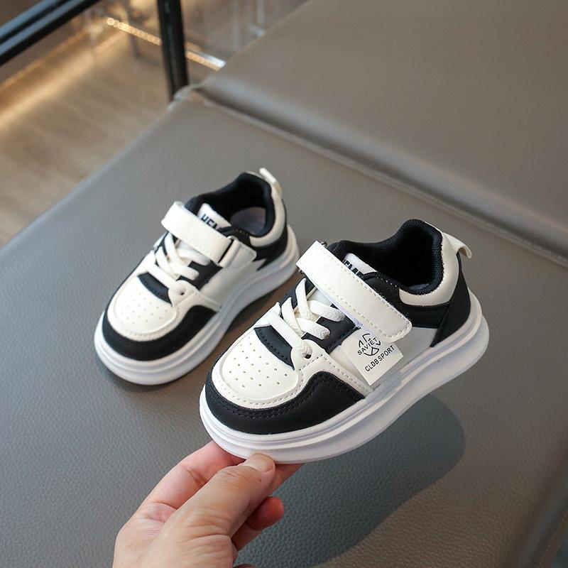 Детская обувь и спортивная обувь для девочек 2025 весна и осень новая кожаная водонепроницаемая повседневная белая обувь для мальчиков детская обувь для скейтборда
