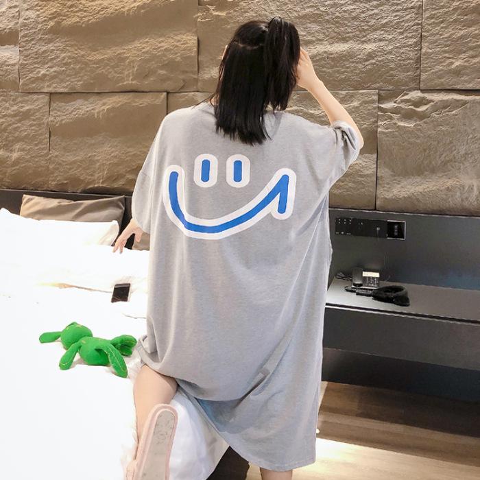 Женская летняя ночная сорочка со смайликом - Свободный крой, Большой размер, Короткий рукав, Длина до колена, Идеально подходит для беременных женщин