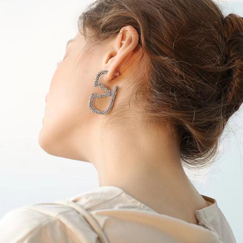 Роскошные серьги с бриллиантами в форме буквы V: Модный, стильный и милый индивидуальный дизайн