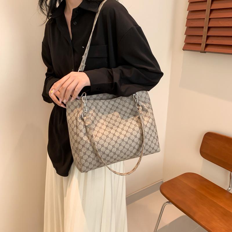 Fashion Atmospheric Shoulder Bag Large Capacity Tote Women's Bag New 2024 Spring Fashion Trend Messenger Chain Bag Women