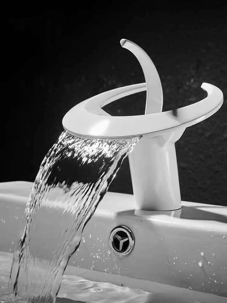 Tuqiu New Brush Gold Ванная комната Водопад Смеситель для раковины Смеситель для раковины Горячая и холодная вода Дизайн маховика Серый кран для туалета Водопроводный кран