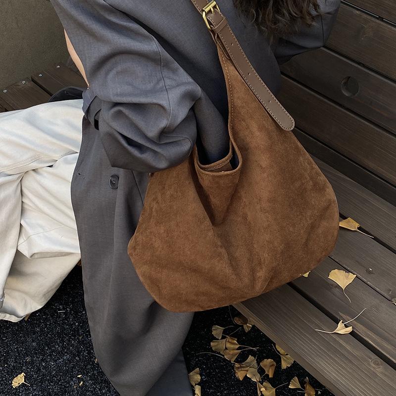 Модная универсальная повседневная замшевая сумка-тоут через плечо в зарубежном стиле для осени и зимы, портативная женская сумка-тоут для поездок на работу, осень-зима 2025