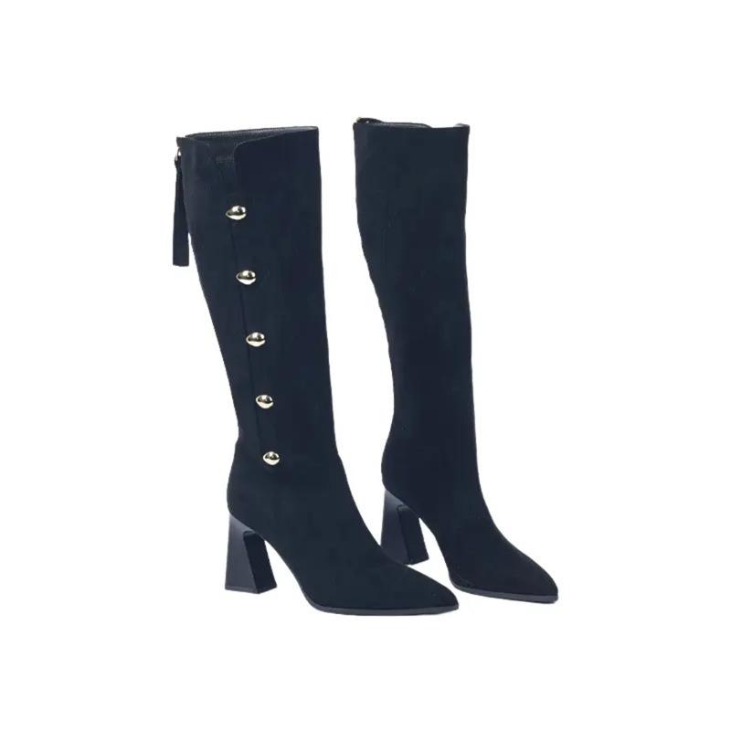 Дизайнерские высокие модные сапоги с металлической пряжкой, осень 2024, новые европейские и американские замшевые сапоги с острым толстым каблуком, тонкие сапоги, длинные сапоги