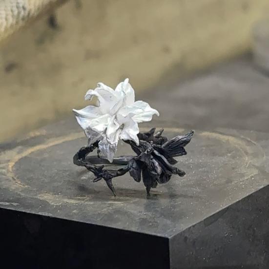 Женское кольцо черного и белого контрастного цвета в форме цветка дурмана, регулируемое открывающееся кольцо, персонализированное ювелирное изделие неправильной формы для повседневного ношения и вечеринок