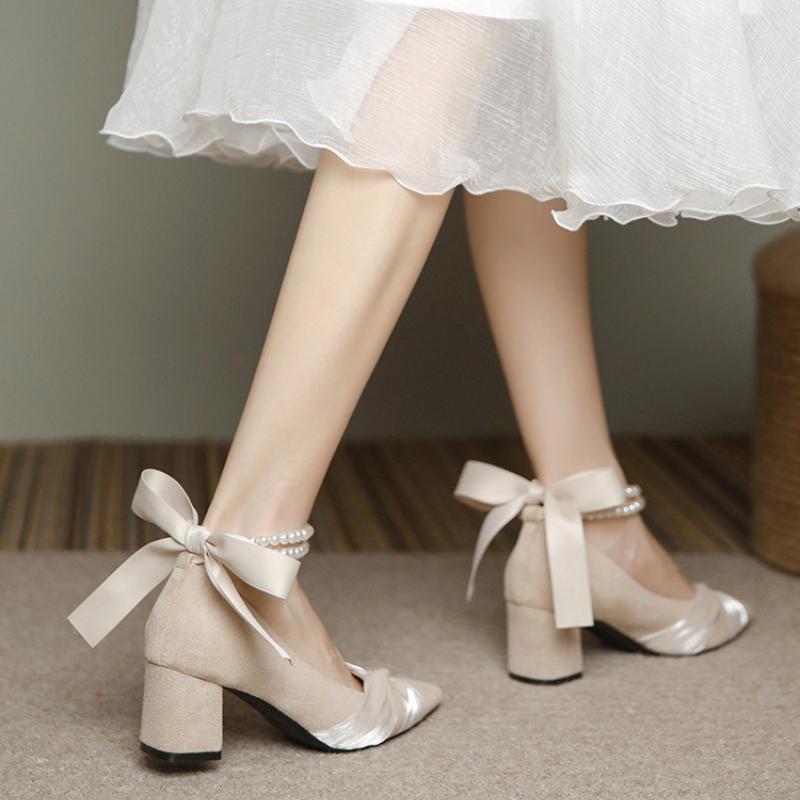 Летние женские босоножки с ремешком на щиколотке, с бисером, с острым носком, на среднем каблуке, женские туфли-лодочки с жемчужной цепочкой и бантом для свадебной вечеринки