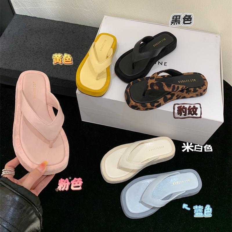 Корейская версия повседневных пляжных шлепанцев на платформе с леопардовым принтом, женские, весна-лето 2025, новые, удобные и нескользящие, для ношения на улице, с перемычкой для пальцев