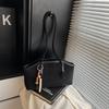 Ретро-сумка-тоут в корейском стиле Модная Хит продаж Сумка под мышку Нишевый дизайн Однотонная Сумка для commuters Высококачественная Замша Универсальная сумка