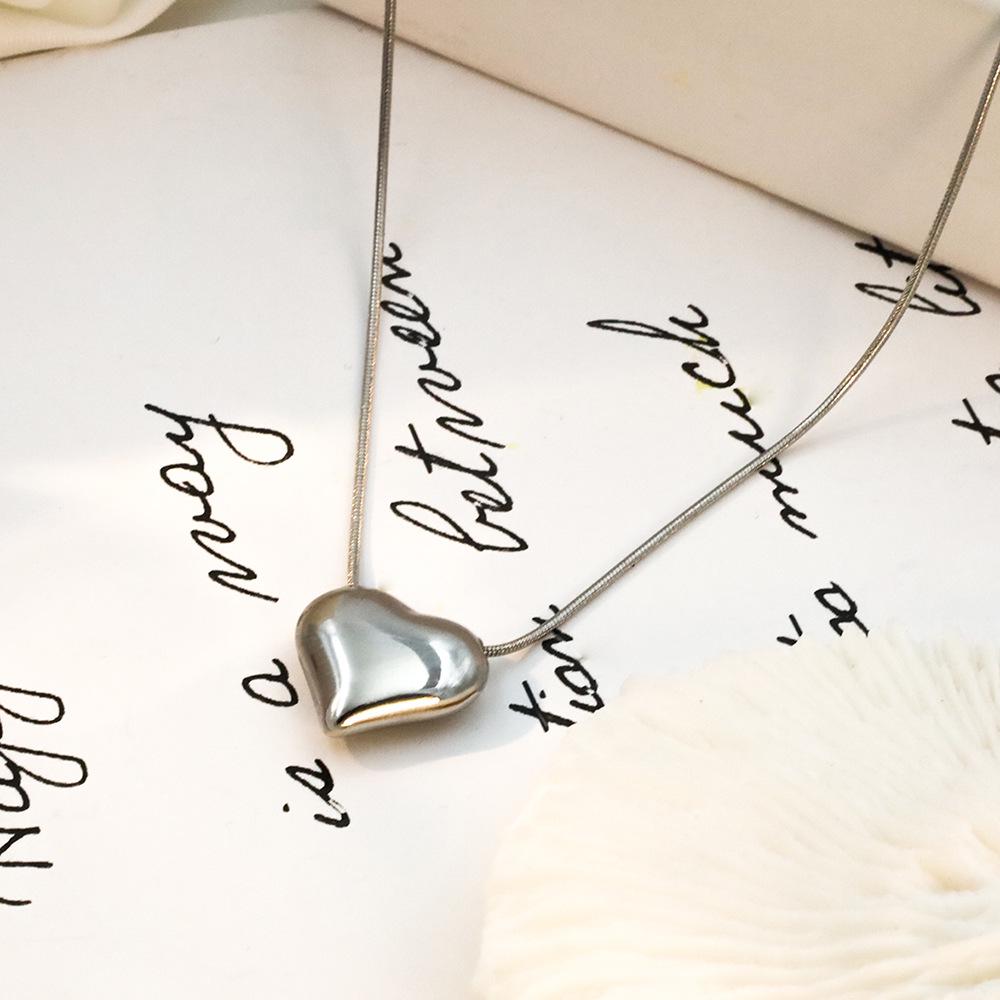 Chic 18k Gold Peach Heart Clavicle Chain: Minimalist 3D Pendant, Trendy Titanium Steel Necklace for Women