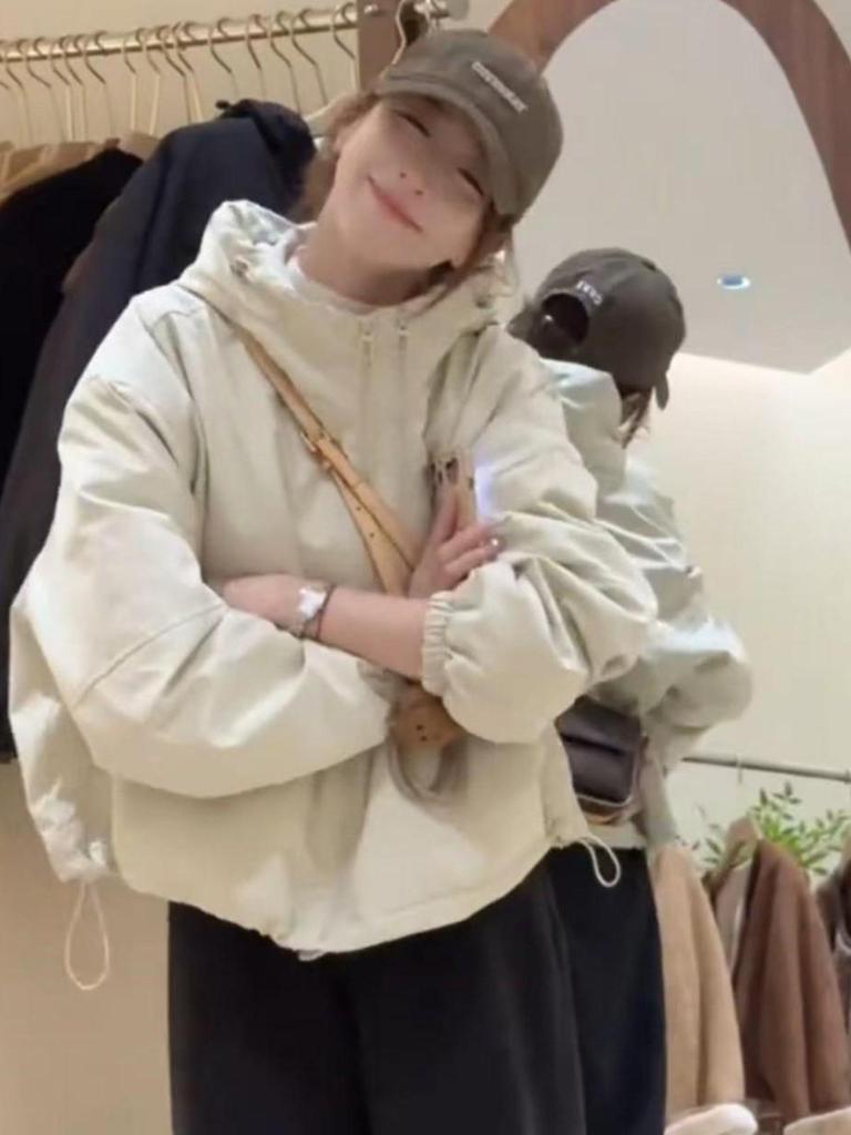 Женская уникальная куртка-ветровка с капюшоном - Стильный и свободный крой для весны и осени 2025.