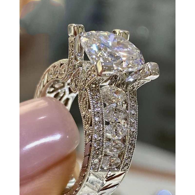European and American Fashion Women's Engagement and Marriage Proposal Flash Diamond Ring, New Zircon Ring