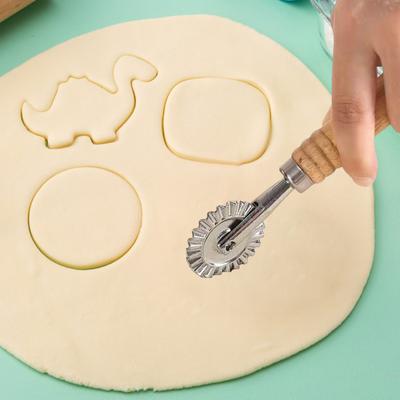 Роликовая форма для нарезки пасты. Формовка одним щелчком. Лезвие из нержавеющей стали. Эргономичная ручка. Легко чистить.