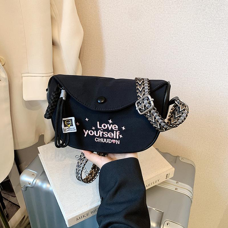 Casual bag women's 2025 new summer walking mobile phone small messenger bag fashion super fire shoulder bag saddle bag