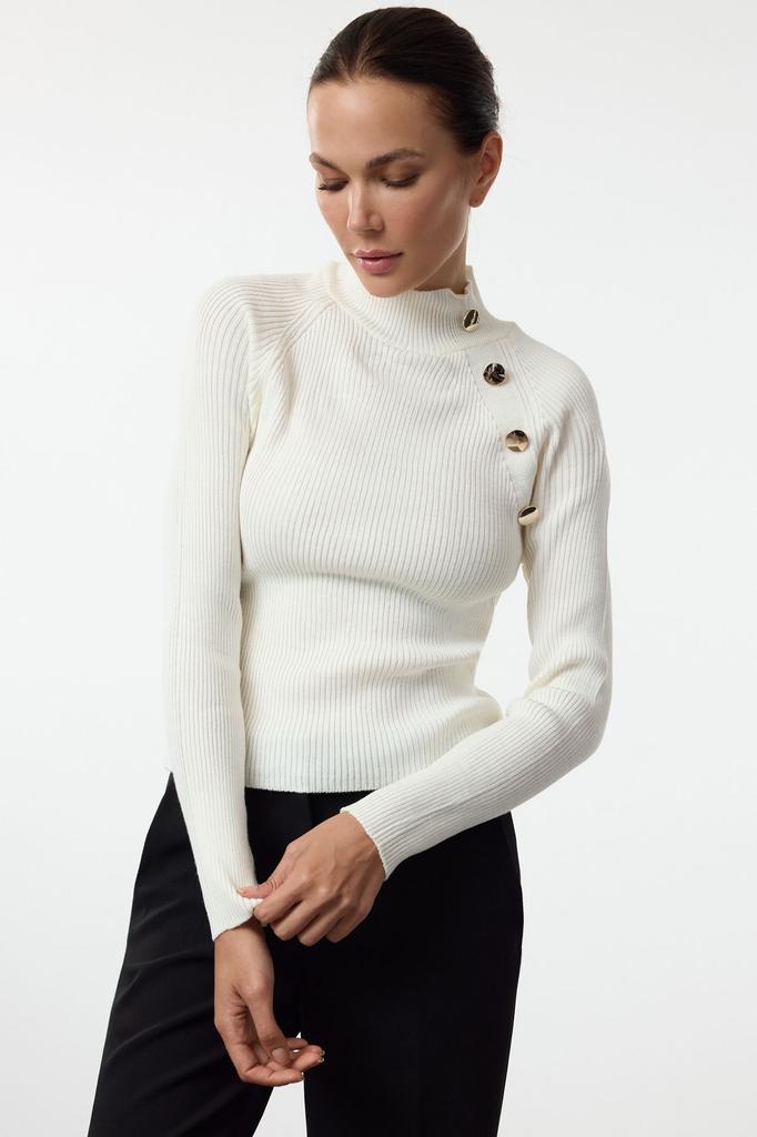 Женский свитер в элегантном стиле с зеленой пуговицей и детальным тонким трикотажным свитером