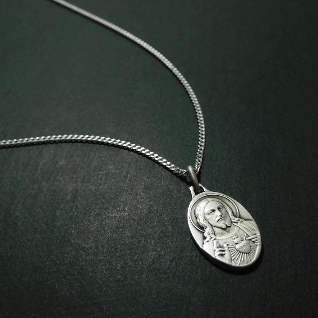 Подвеска-медальон с изображением Иисуса Христа, указывающая на Святейшее Сердце, серебро, сделано во Франции