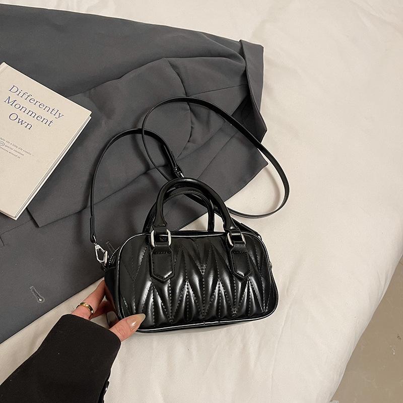 Женская сумка 2025 новая сумка-мессенджер весна и лето маленькая квадратная сумка нишевый дизайн высокое чувство женская плечевая портативная сумка с бриллиантами