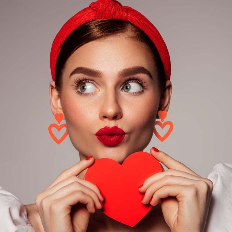 Стильные Акриловые Серьги-Подвески Розовые Сердечки Серьги-Капли Женские Вечерние Полые Серьги-Заявление Подарок на День Святого Валентина Легкие