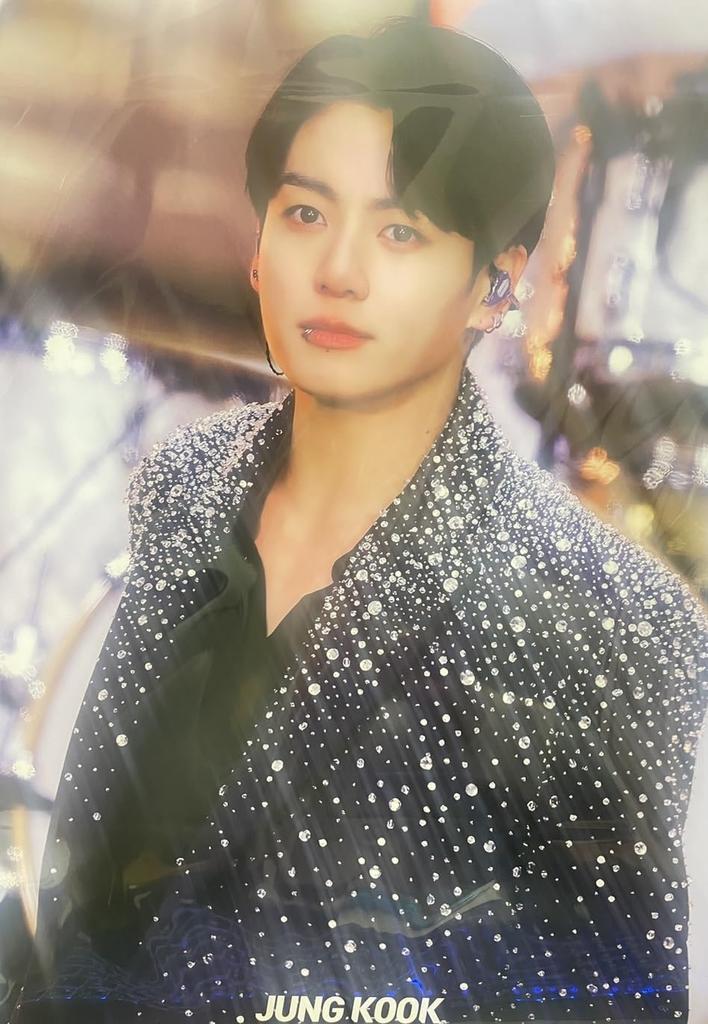 Товары Чонгука Постер 12 листов Набор наклеек 1 лист 12 Постер 1 Набор наклеек PO + + (ЧОНГКУК)