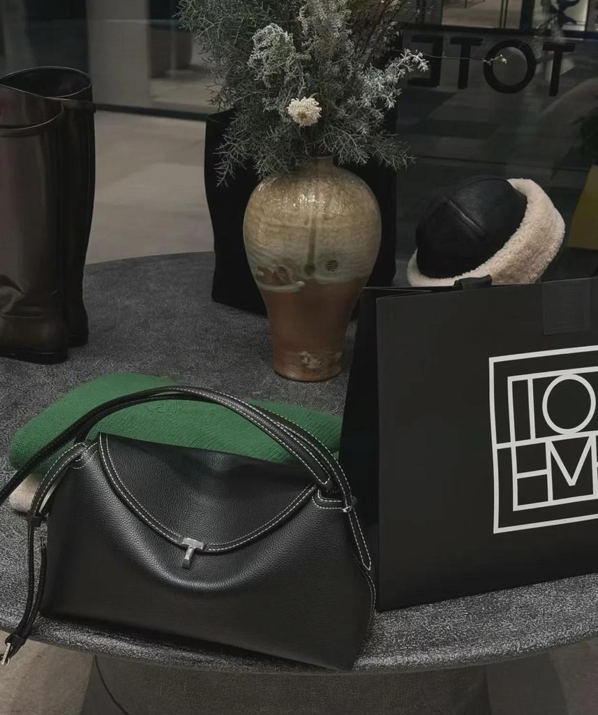 Luxury Swedish Cowhide Commuter Bag: High-Capacity Shoulder, Crossbody, or Underarm Handbag