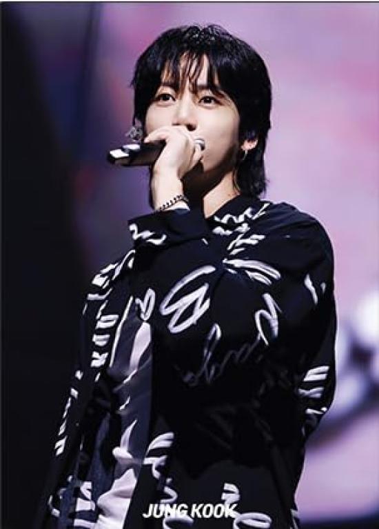 Товары Чонгука Постер 12 листов Набор наклеек 1 лист 12 Постер 1 Набор наклеек PO + + (ЧОНГКУК)