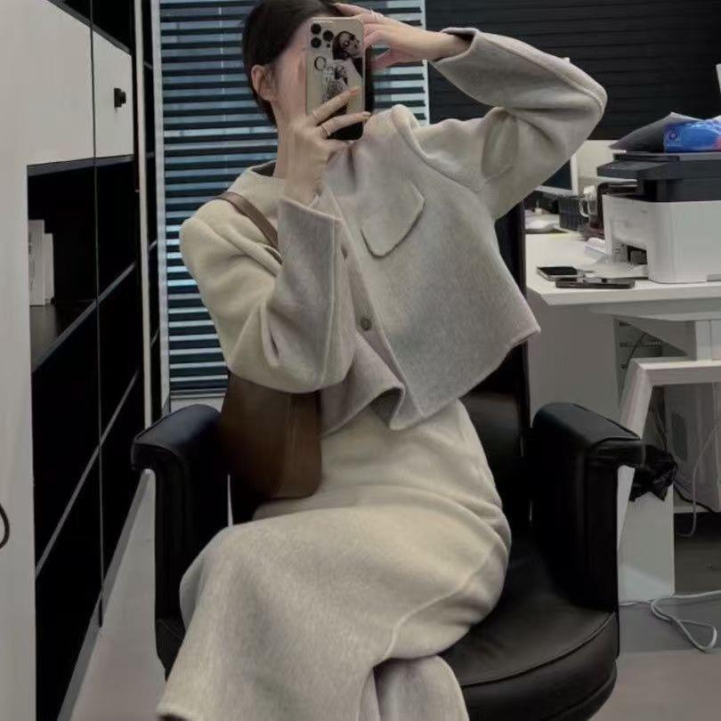 Зима 2025 Светло-серый комплект из двух частей: юбка и верх из смесовой шерсти на флисовой подкладке